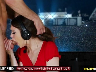 ruda młodą laskę i liże jej cycuszki