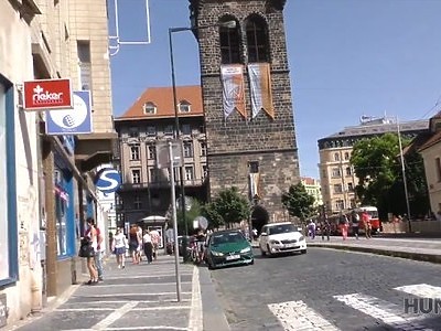 młoda wypina swe przyrumienione pośladki