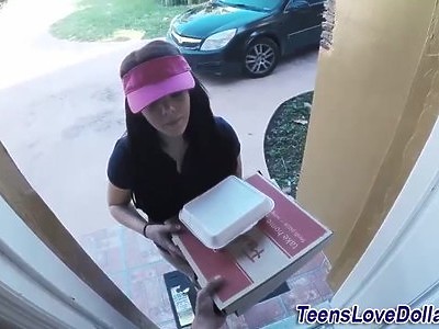 młoda suka lubi pieprzyć się ze starszymi