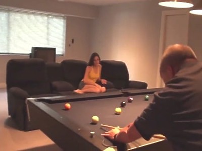 młoda latynoska bawi się cipką