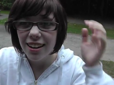 bezwstydna nastolatka pozuje na plaży