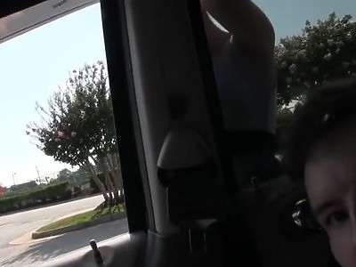 nastolatka w koronkowej bieliźnie