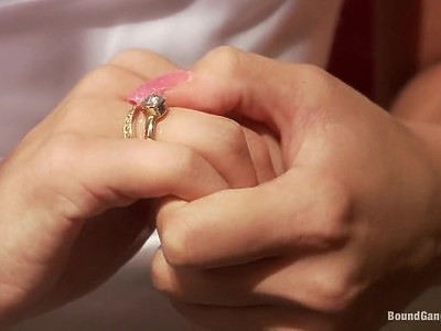 młoda liże jaja i kutasa