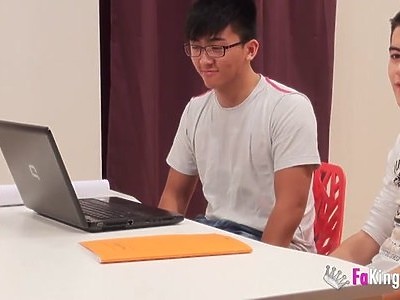 z rudą nastolatką w aucie