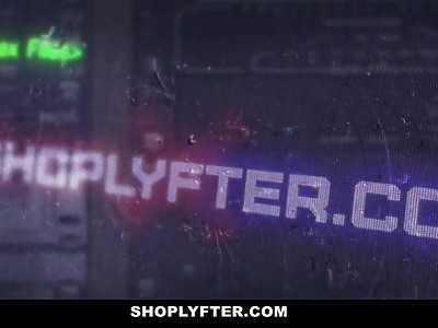 klepie orientalną uczennicę po dupci