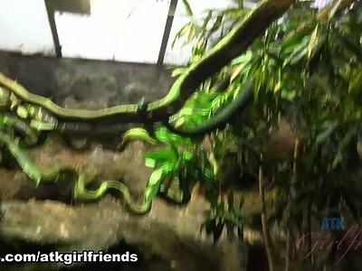 nastolatka pieści się fajną zabawką