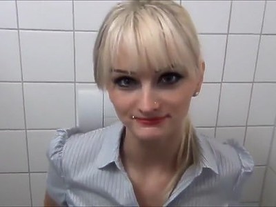 nastolatka w pończochach jest dobrze grzmocona