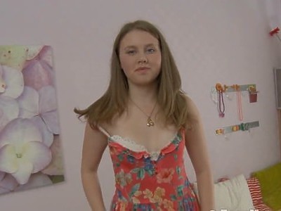 młoda blondynka na kolanach