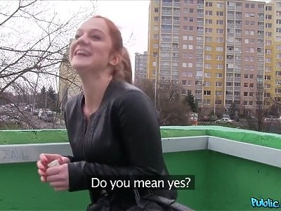 nastolatka ugniata swe piersi podczas seksu