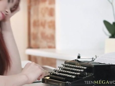 uśmiechnięta dziewica liże prącie