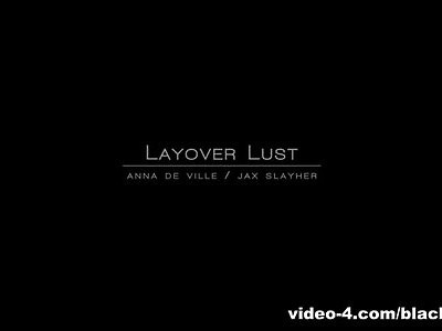 amatorka opiera się o fotel a on ją ładuje