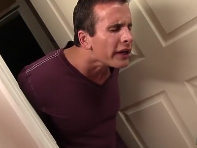 sex z laską na kanapie