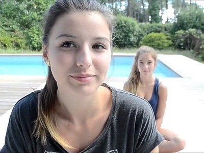 sperma wycieka z jej młodej pipki