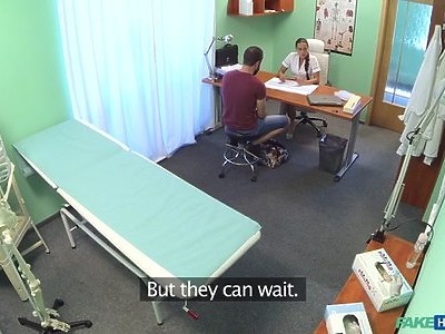 dwie nastolatki bawią się fiutem