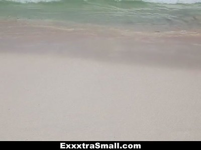 nastolatka w spódniczce dobrze ciągnie duża pałę