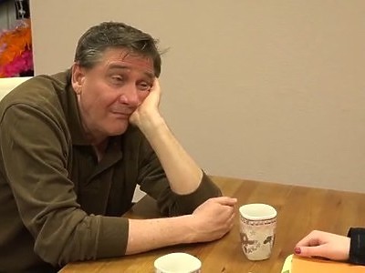 młoda brunetka pieści się po piersiach