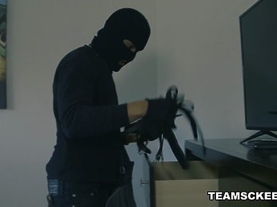 nastolatka z wibratorem pieści się w aucie