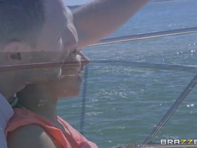 łysy i wygolona nastolatka z silikonami