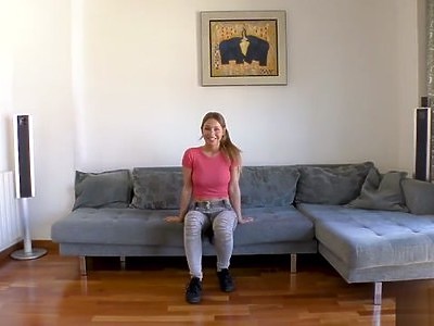 młoda naga na krzesełku