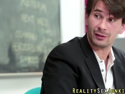 emo nastolatka z dużym biustem masuje ciałko przed kamerką