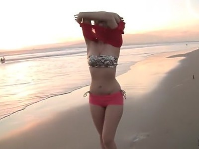 ona jest niesamowicie seksowną dziewicą która w różowym kolorze wygląda jeszcze lepiej