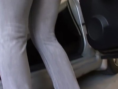 nastolatka unosi nogi w samochodzie a on liże jej piczkę