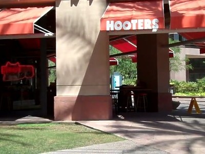 ruchana nastolatka ma lizaną muszelkę przez koleżankę