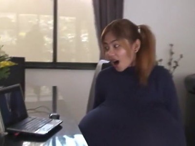 nastolatka w wysokich obcasach jest ostro ruchana