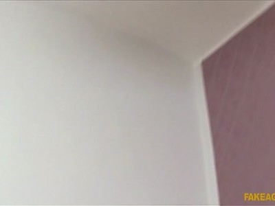 młoda porno gwiazdka ujeżdża dziadka na krześle