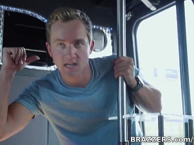 wypieszczona nastolatka ma ciasną i słodką picz