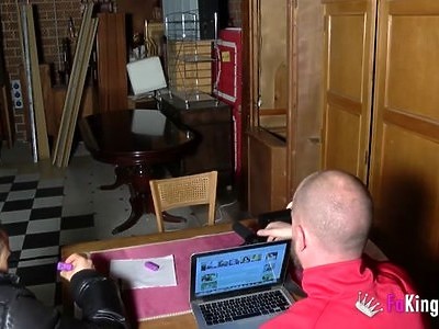 nastolatka z ładnym biuścikiem liże sterczącego peniska