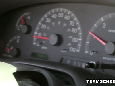 nastolatka ma śliską analną dziurkę i jest pchana przez dwóch facetów