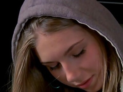 nastolatka w wysokich obcasach gotowa na spotkanie z jego fiutem