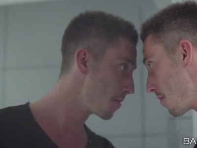 facet zabiera się za lizanie cipki emo nastolatki