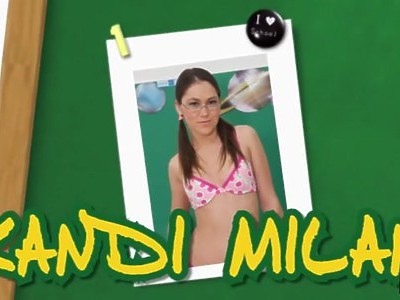 moda licealistka grzecznie wypina pupę