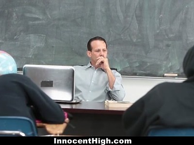 blond dziewica masturbuje się przy pralce