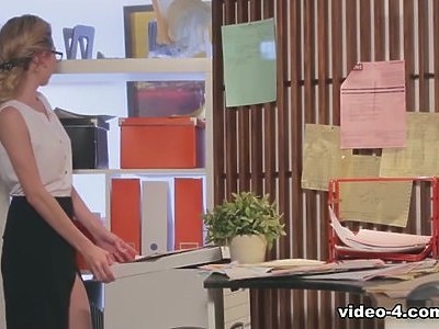 młoda suczka w warkoczach