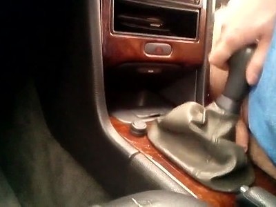 nastolatka z dużymi cycuszkami robi przegląd prasy