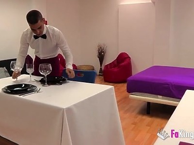 nastolatka szybko się rozbiera i wskakuje na jego chuja