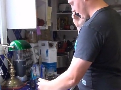 wesoła młoda dziewczyna i duże czerwone dildo