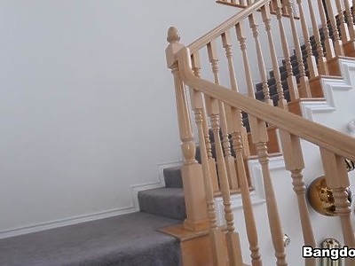 nastolatka na macie ma wspaniałe dupsko