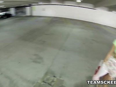 napalona nastolatka wie do czego służy penis