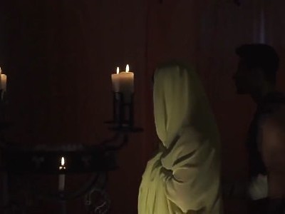 nastolatka prezentuje dupsko i się pieści