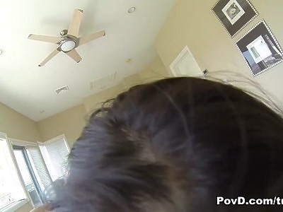 nastolatka leży na trawie przy jego penisie