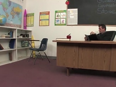 ojczym wyruchał seksowną laseczkę