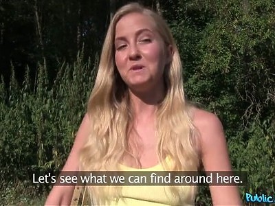 nastolatka z tatuażem na cycuszku