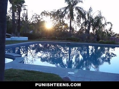 analnie pukana nastolatka lubi lizać jądra