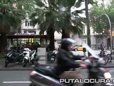 młoda blondi w różowym stroju