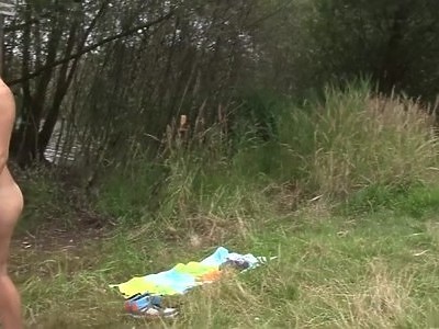 śliczna nastolatka rozbiera się i oddaje się mu