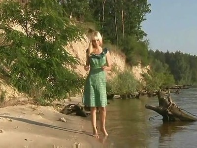 nastolatka w czarnym staniku dobrze obciąga kuśkę